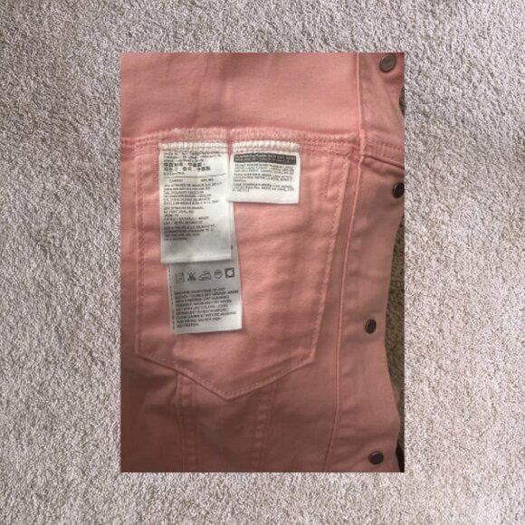 🧥 **Top: Levi’s Pink Denim Jacket** - Picture 14 of 14